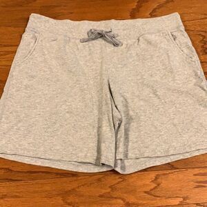 Wide band pocketed shorts size large